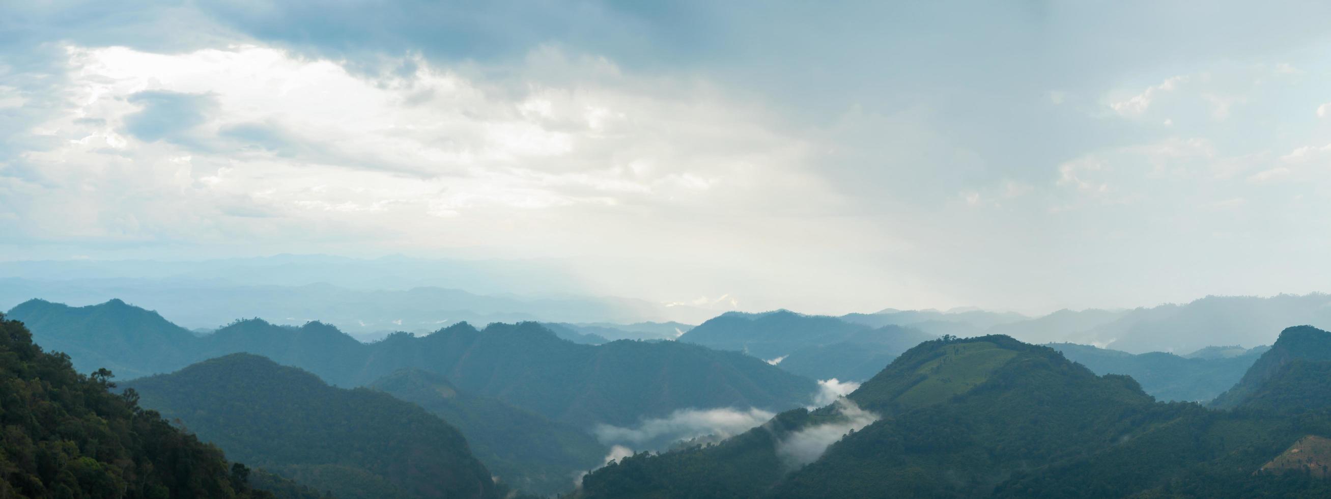 foresta in montagna in Thailandia foto