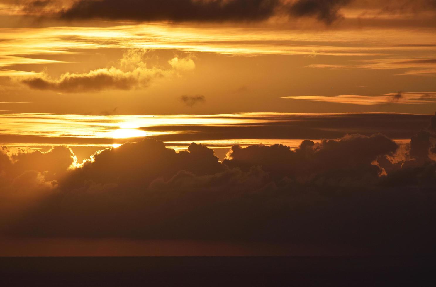 colorato cielo nuvoloso al tramonto foto