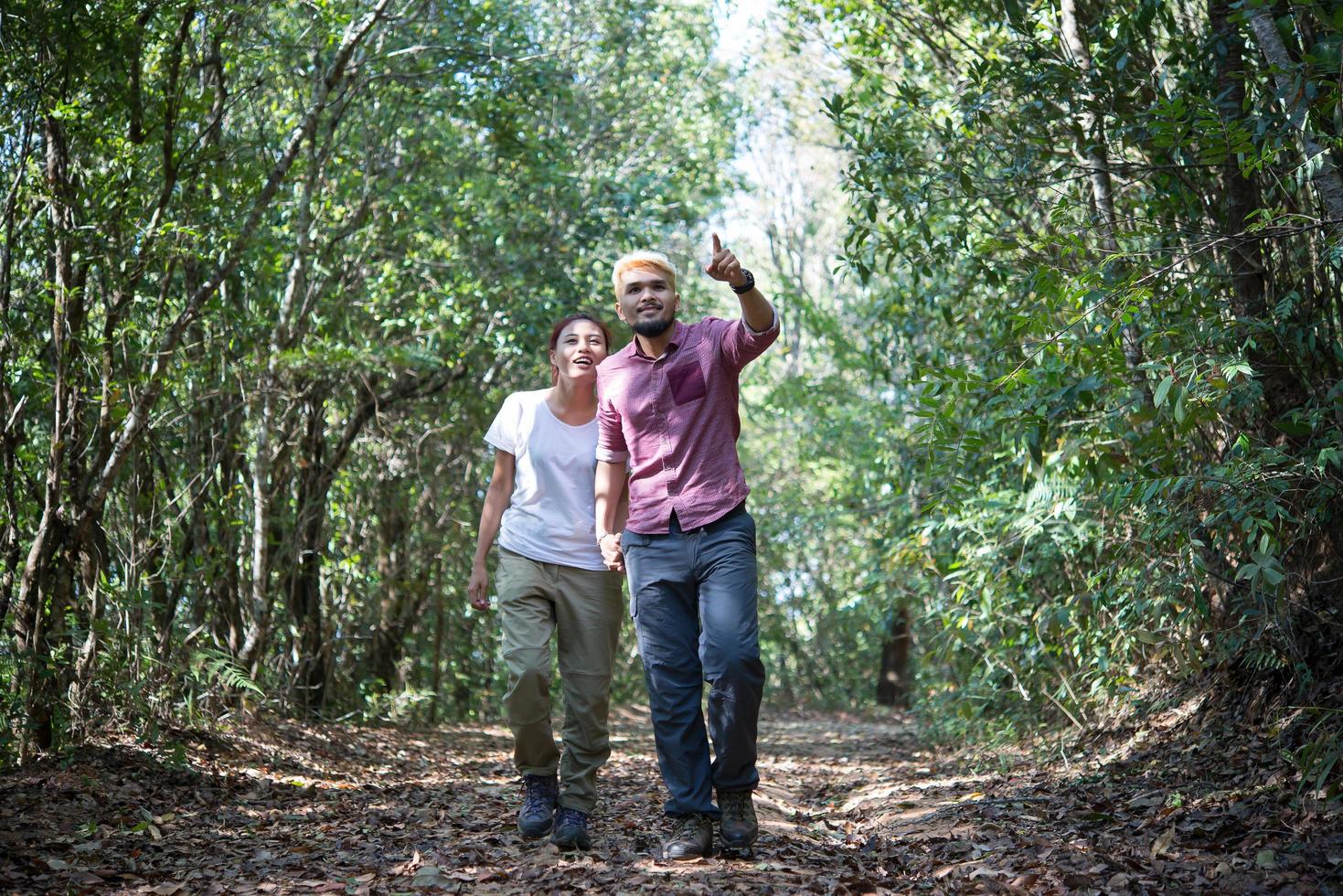 giovane coppia attraente escursioni nella foresta foto