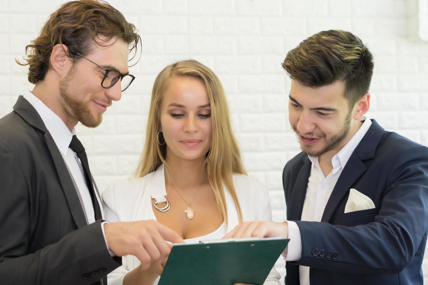 un gruppo di giovani colleghi di lavoro discute il lavoro foto