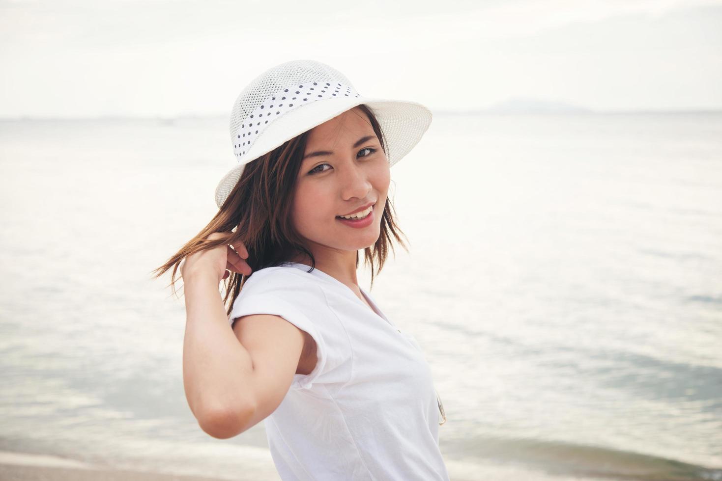 giovane bella donna in spiaggia foto