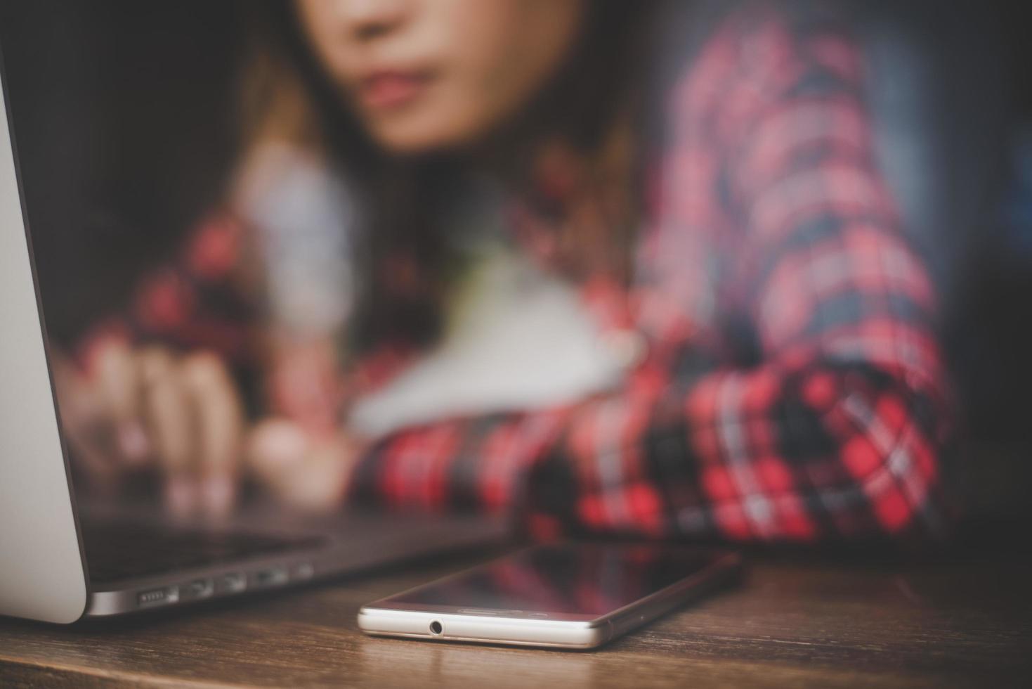 primo piano di una donna che lavora con il suo laptop in un bar foto