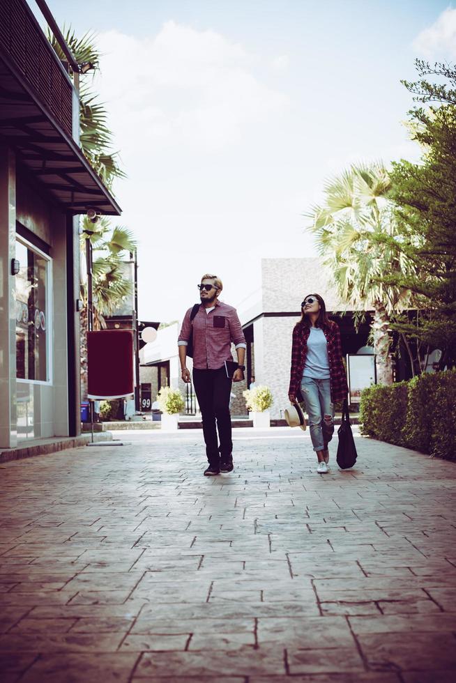 ritratto di una coppia hipster, camminando per la strada foto