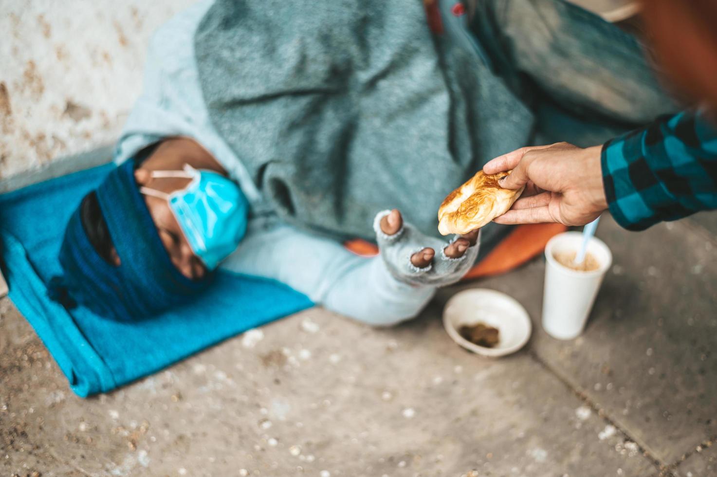 una macchina per il pane dà a un mendicante foto