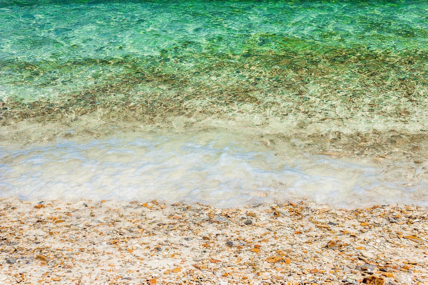 onde dell'oceano sui ciottoli in spiaggia foto