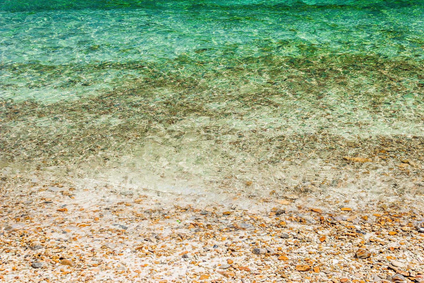 onde dell'oceano sui ciottoli in spiaggia foto