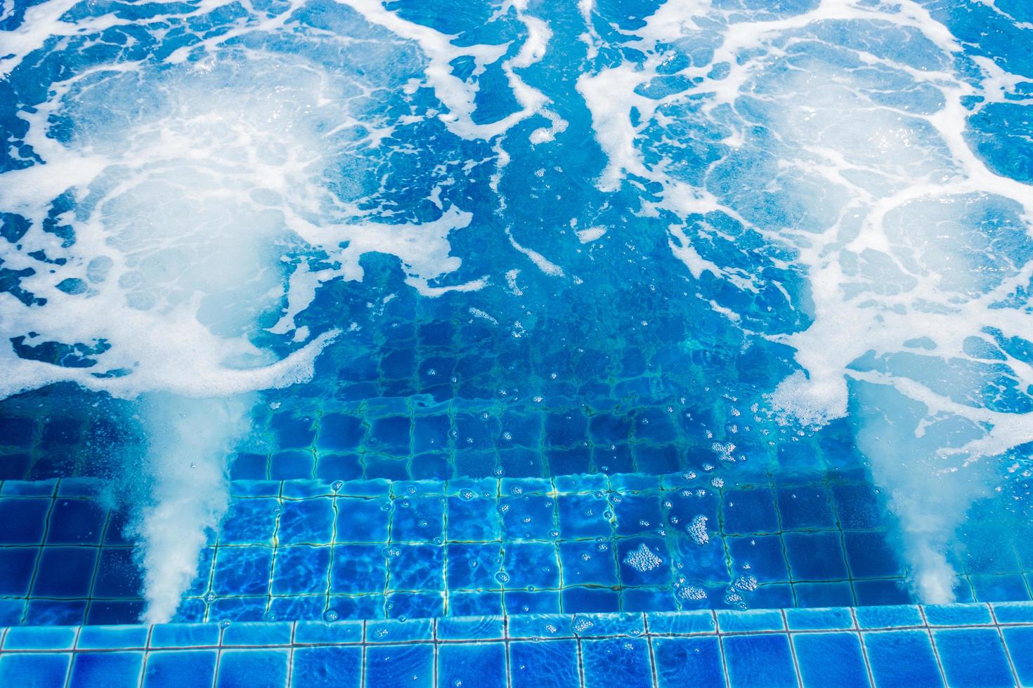 bolle nella piscina idromassaggio foto