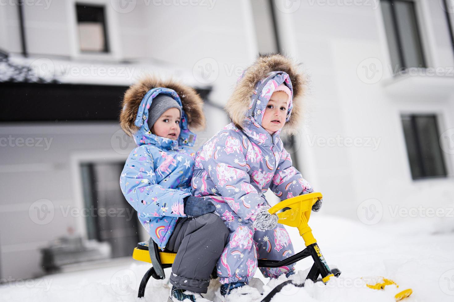 Immagini Stock - Bambina Che Si Gode Un Giro Su Una Slitta. Bambini In  Slittino. Il Bambino Va In Giro Su Una Slitta. Bambini Che Giocano  All'aperto Nella Neve.. Image 114128161