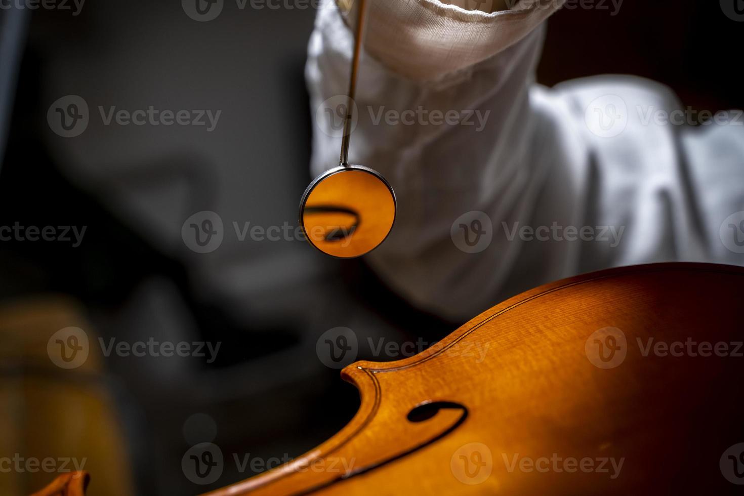 giovane Cinese violino creatore a opera nel sua laboratorio foto