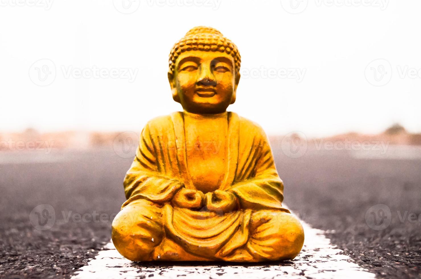 piccolo Budda statua su il strada foto