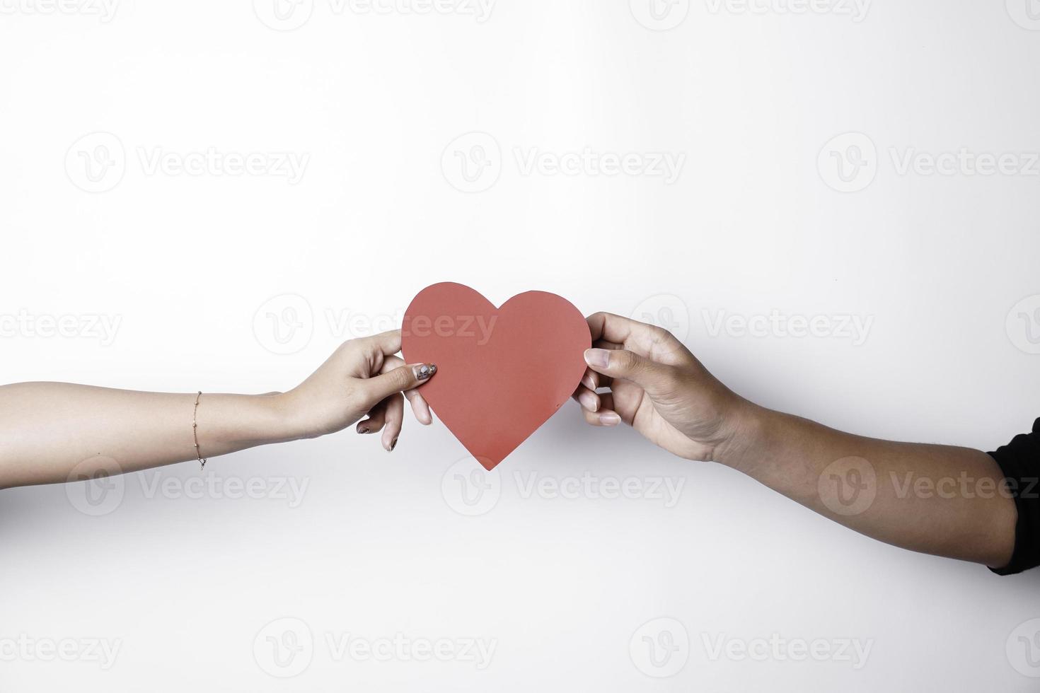 un' foto di un' rosso cuore forma carta isolato su bianca sfondo.