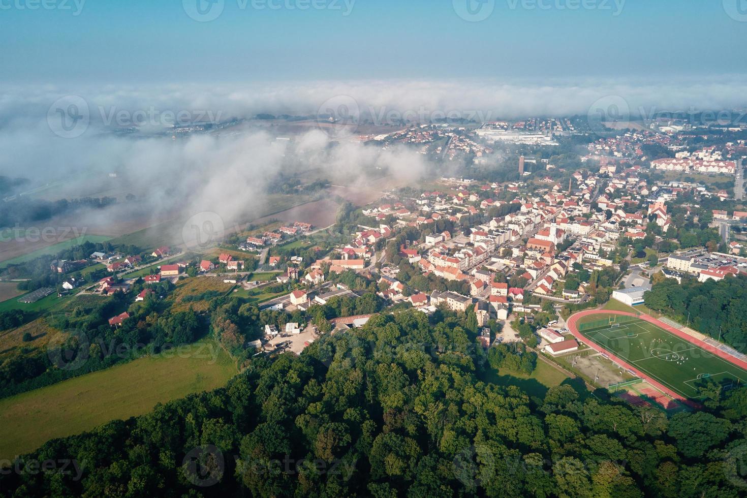 paesaggio urbano di piccolo europeo cittadina, aereo Visualizza foto