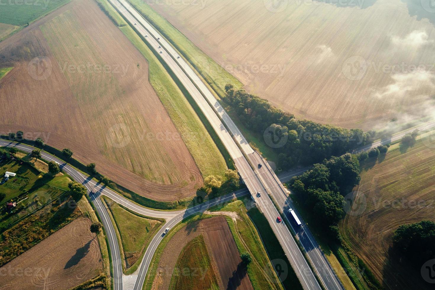 auto traffico su autostrada a estate giorno, aereo Visualizza foto