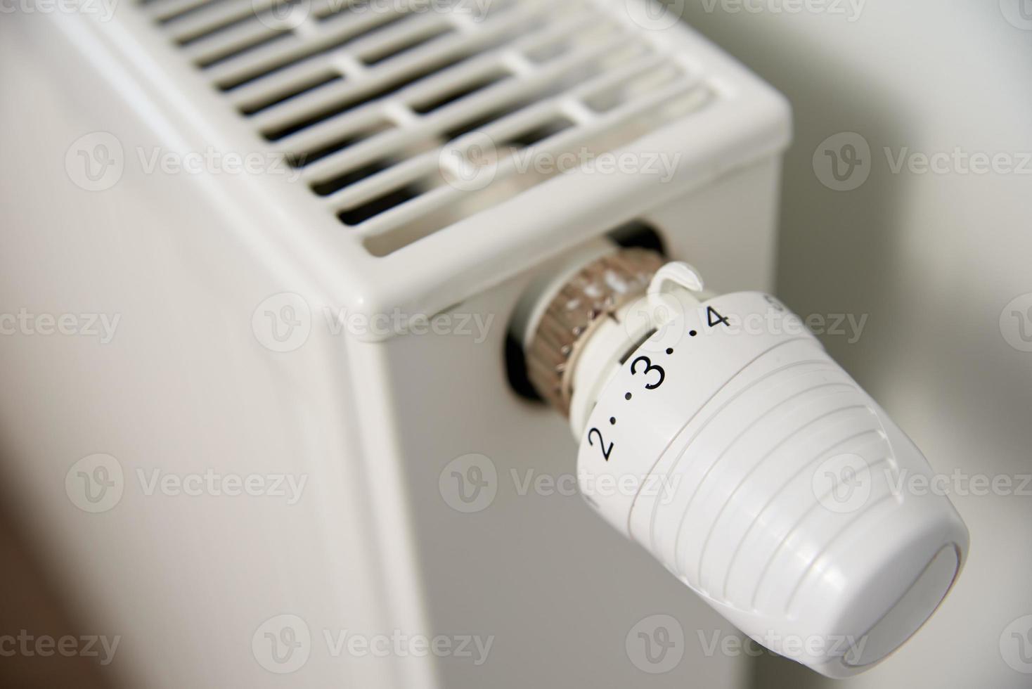 mano girare calore termosifone pomello termostato foto