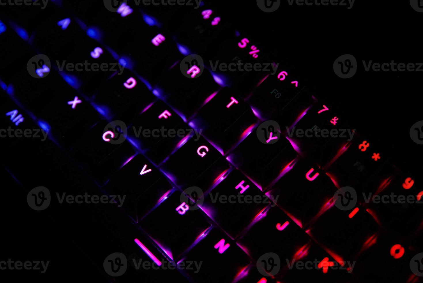 gioco rgb tastiera su buio sfondo foto