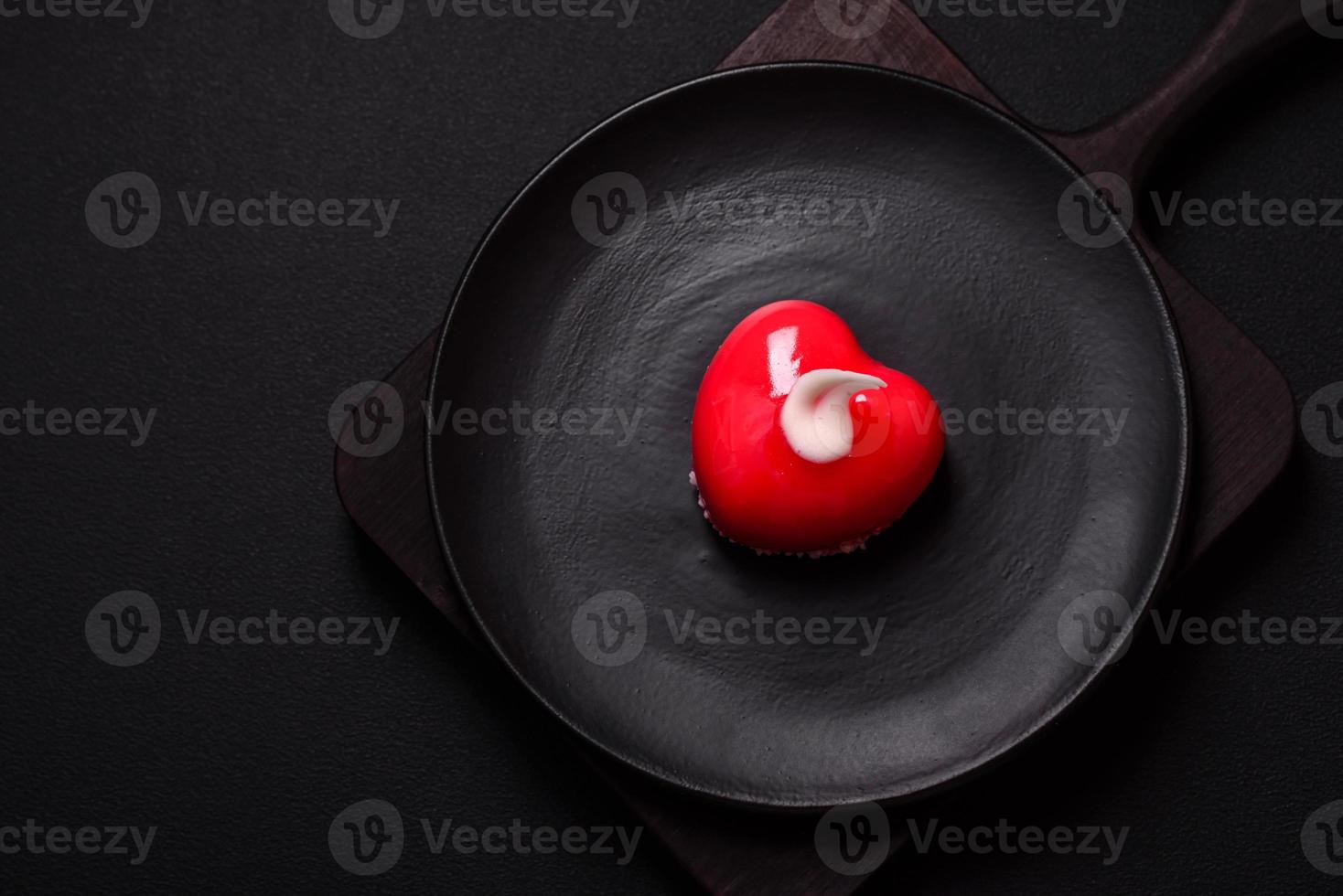 bellissimo gustoso torta rosso colore torta di formaggio nel il forma di un' cuore foto