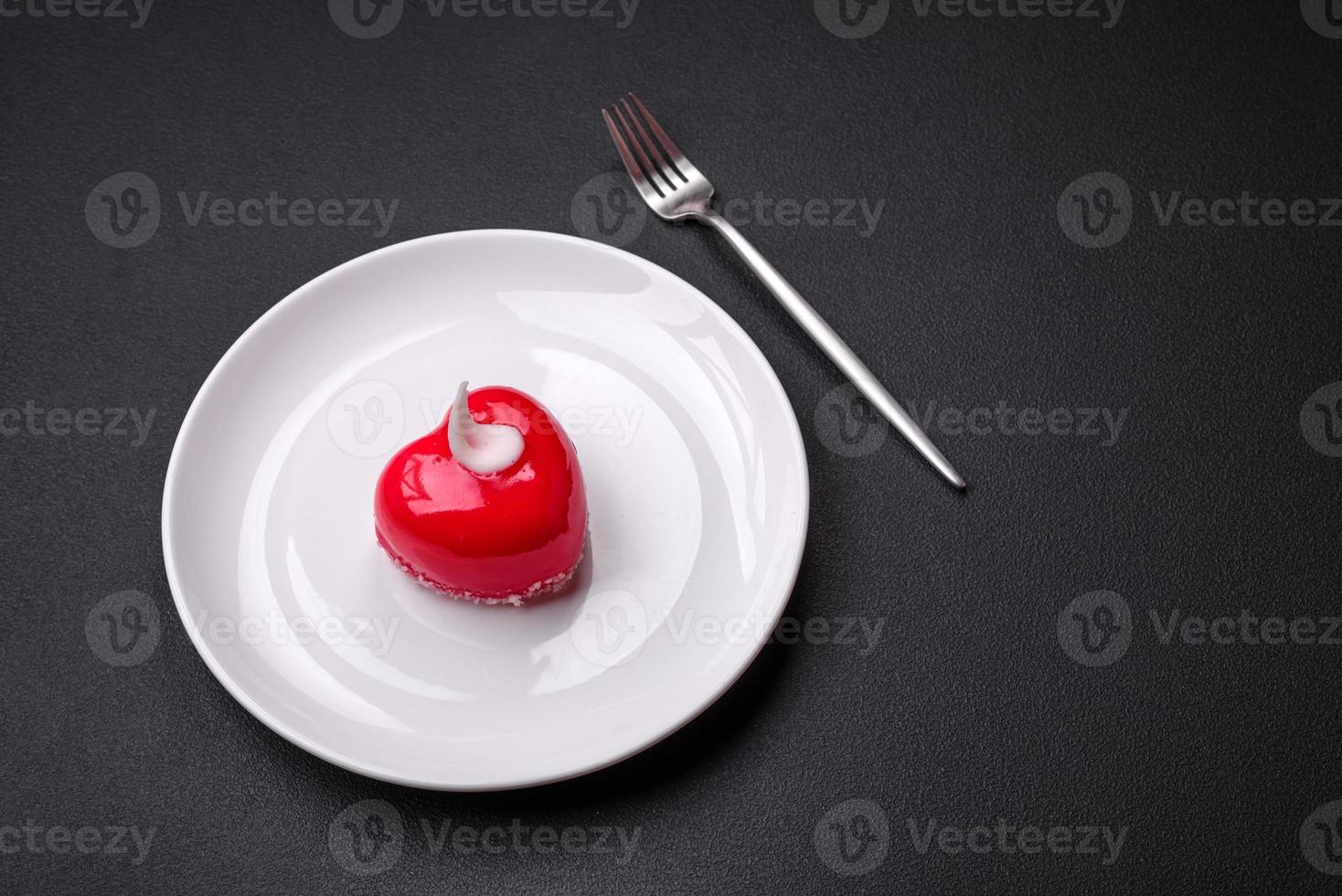 bellissimo gustoso torta rosso colore torta di formaggio nel il forma di un' cuore foto