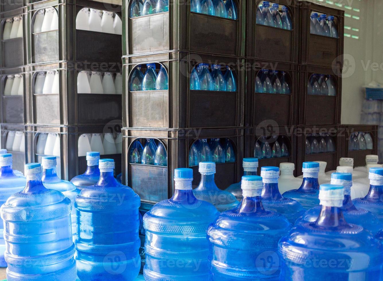 il blu acqua gallone contenente potabile acqua ha stato sigillato con un' plastica foca nel il potabile acqua pianta per aspettare per consegna foto