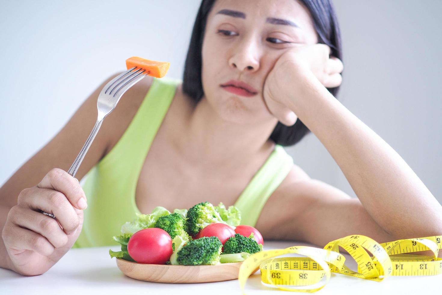 sottile donne siamo annoiato di mangiare insalata ogni giorno foto