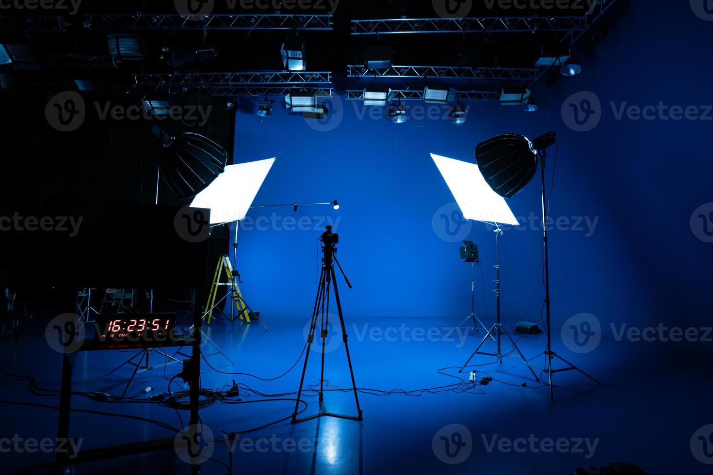 professionale video studio dietro a il scene video metraggio dietro a il scene silhouette produzione fotografia con messa a fuoco su telecamera e studio attrezzatura. foto