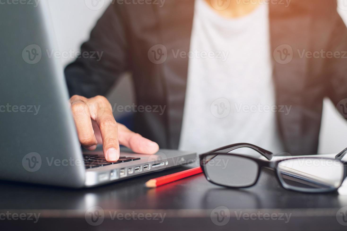 uomo d'affari utilizzando un' mano stampa un' pulsante su un' computer foto