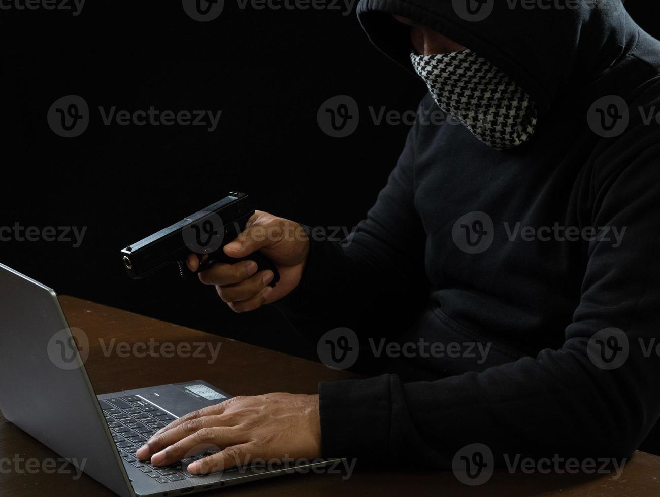 pirata spiare uomo uno persona nel nero felpa con cappuccio seduta su un' tavolo guardare computer il computer portatile Usato accesso parola d'ordine attacco sicurezza per circolare dati digitale nel Internet Rete sistema, notte buio sfondo. foto