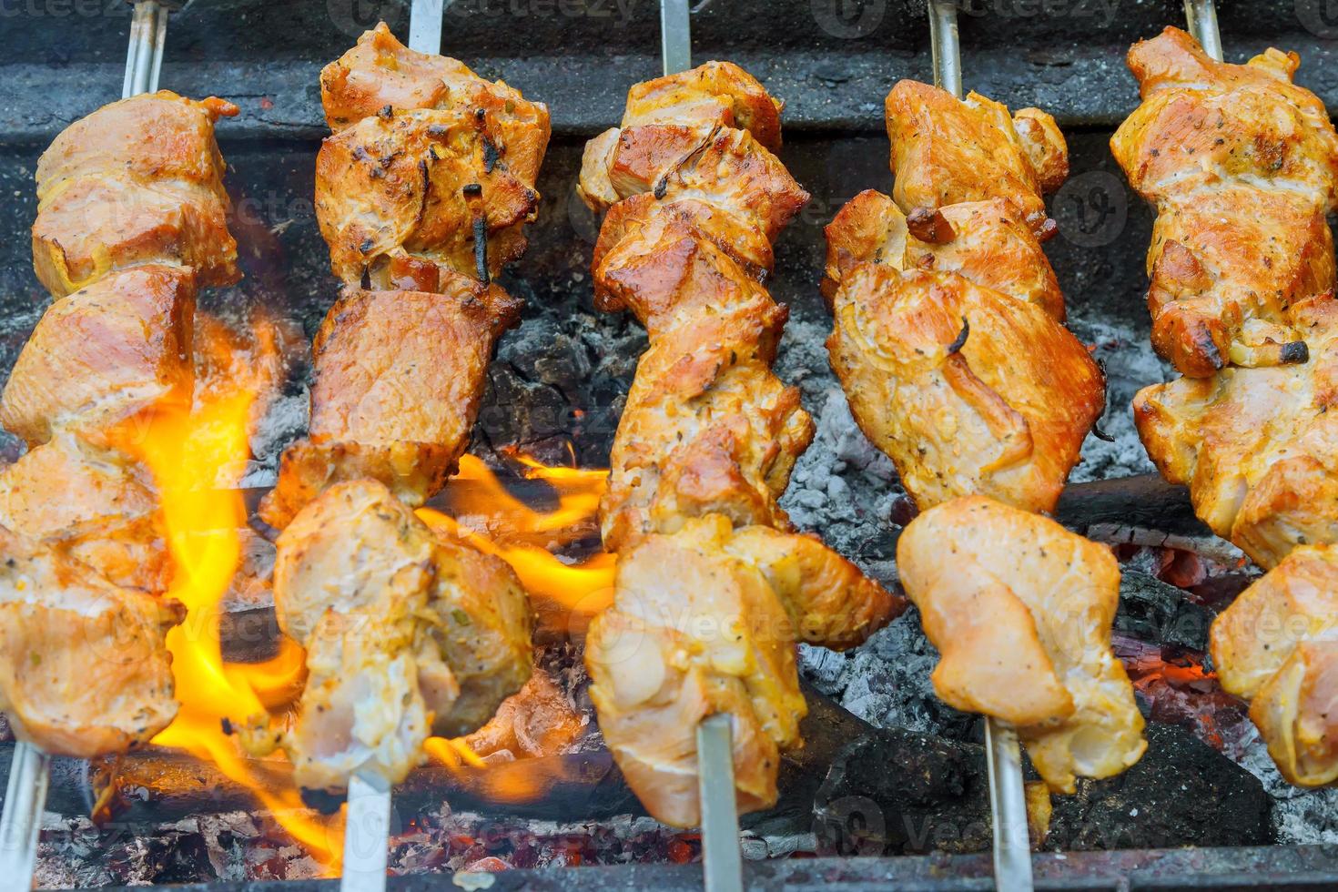 marinato shashlik preparazione su un' barbecue griglia al di sopra di carbone. foto