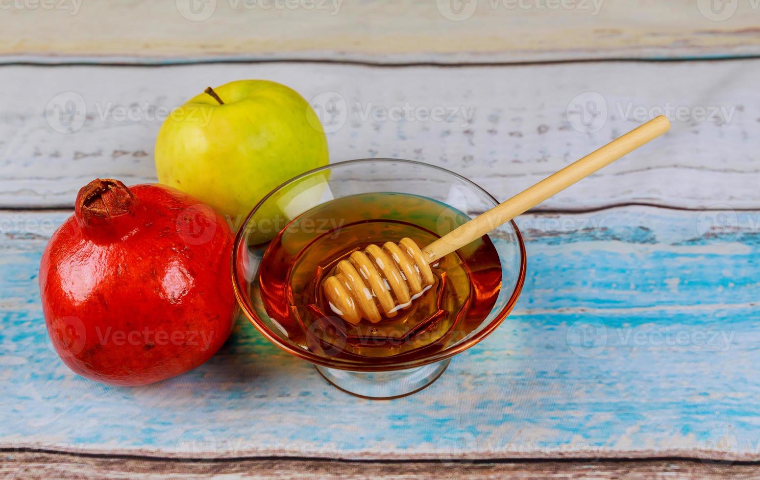 rosh hashanah festa ebraica miele, mela e melograno su un tavolo di legno. simboli tradizionali. foto