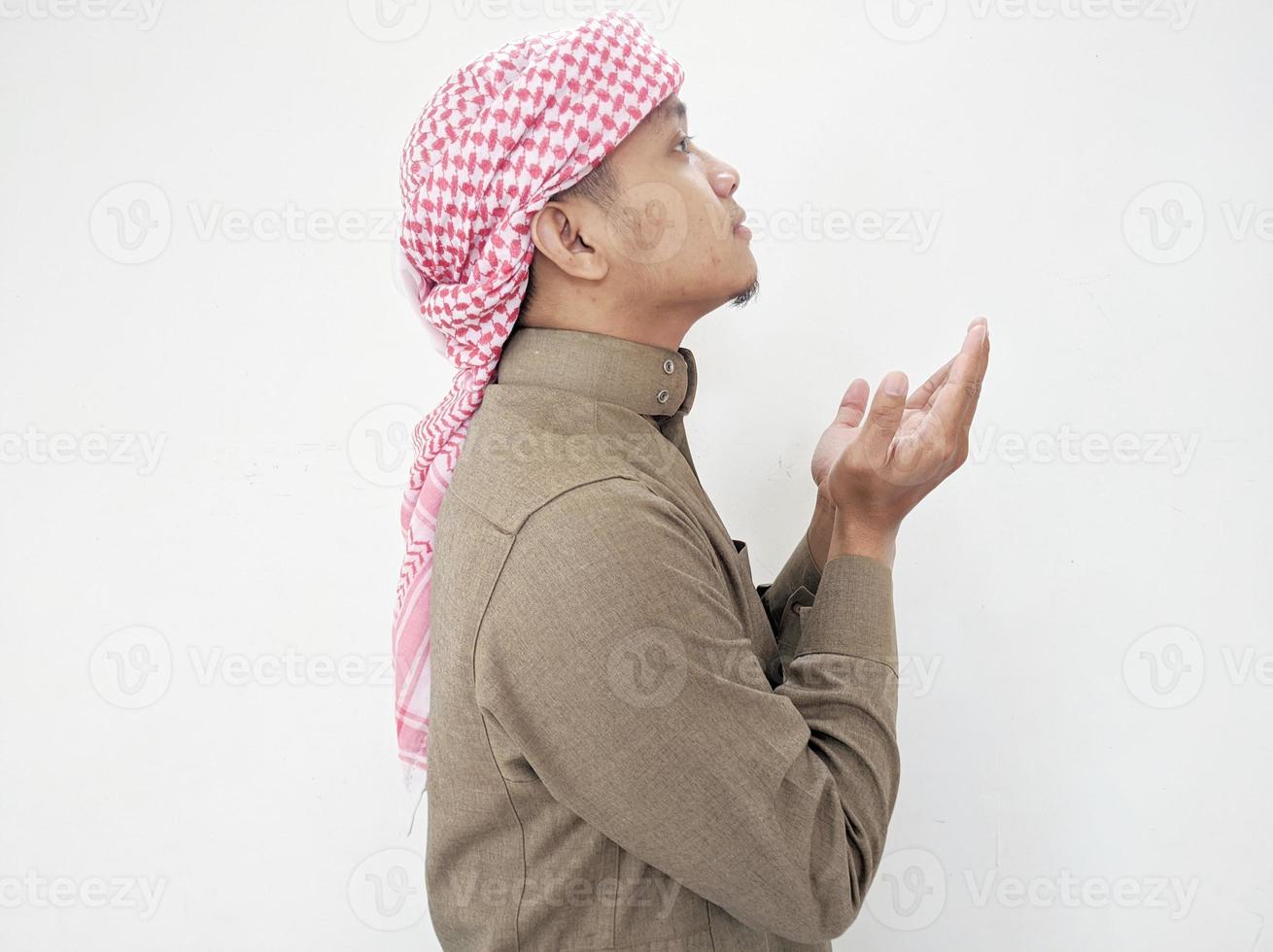 un uomo musulmano che indossa una veste e un turbante foto