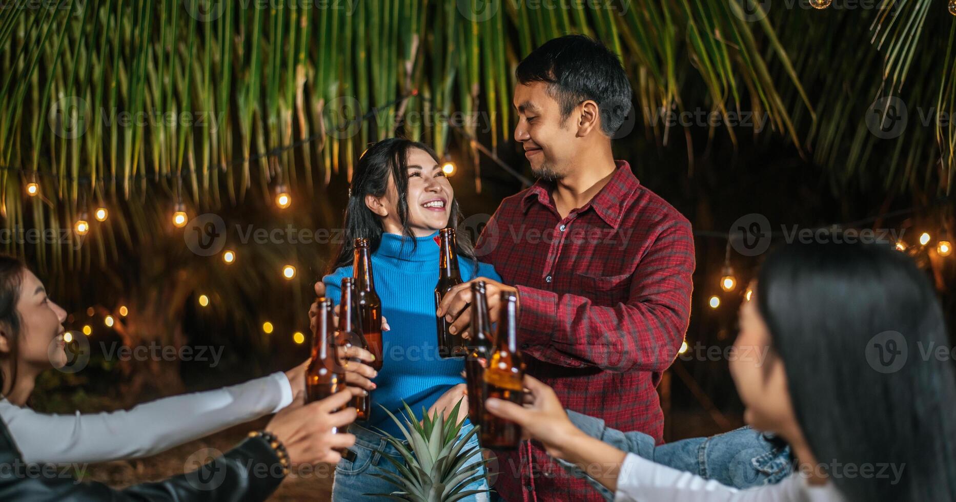 ritratto di contento asiatico amici avendo cena festa insieme - giovane persone seduta a bar tavolo tostatura birra bicchieri cena all'aperto - le persone, cibo, bevanda stile di vita, nuovo anno celebrazione concetto. foto