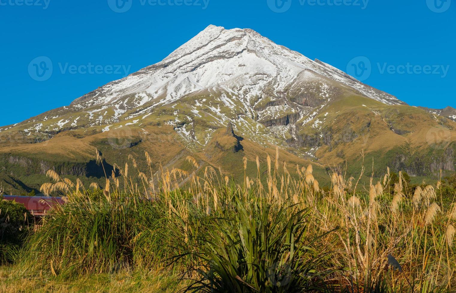 montare taranaki o montare egmont il iconico montagna di il occidentale regione di nord isola, nuovo plymouth, nuovo zelanda. foto