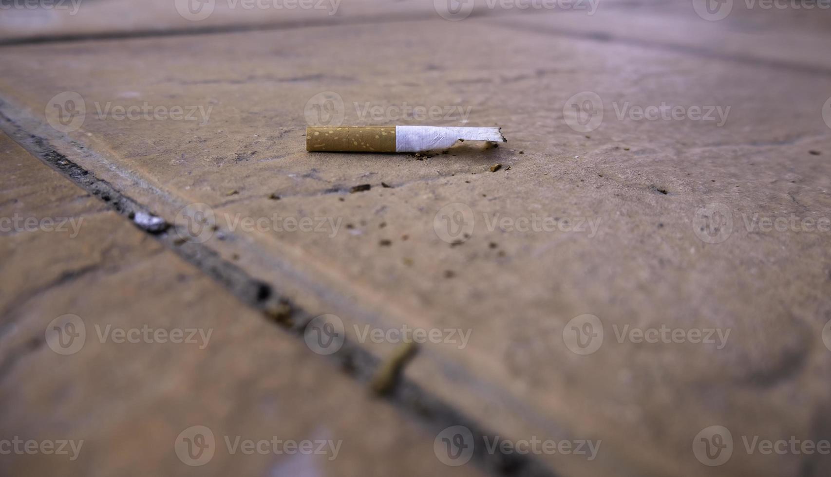 sigaretta gettato nel il strada foto