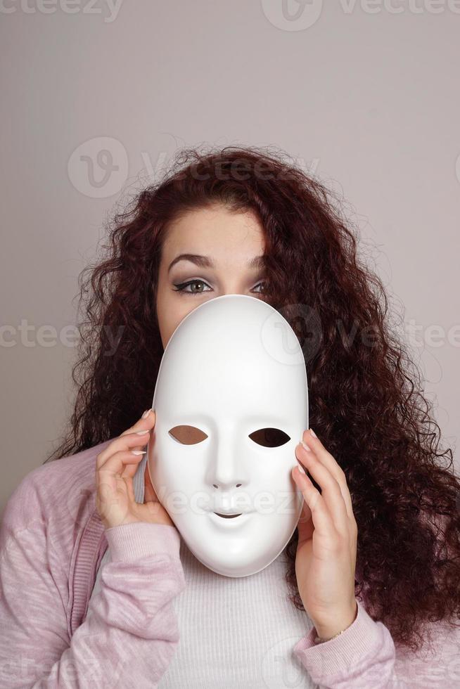 giovane donna che toglie la maschera foto