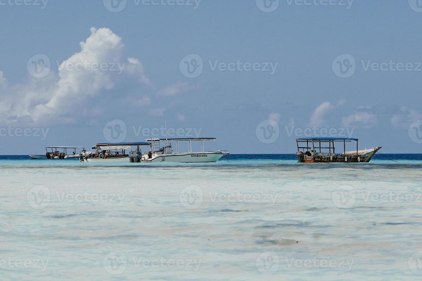 spiaggia di muyuni, isola di zanzibar, tanzania foto