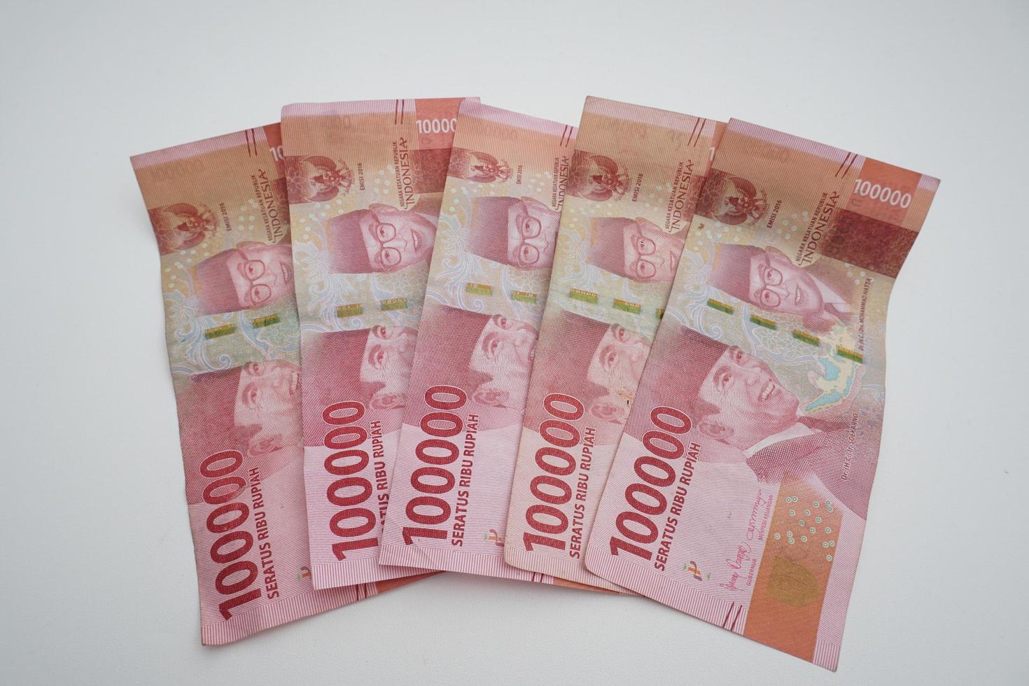 Batam, Indonesia, ottobre, 2022, indonesiano rupia i soldi su bianca sfondo foto