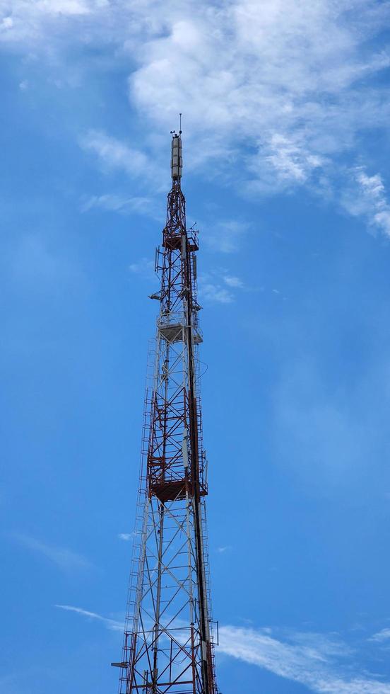 telecomunicazioni Torre Radio polo su blu cielo con nuvole soleggiato giorno sfondo foto