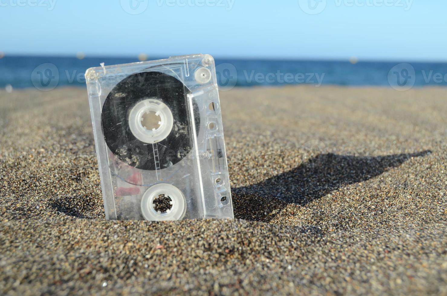 vecchio cassetta nastro a il spiaggia foto