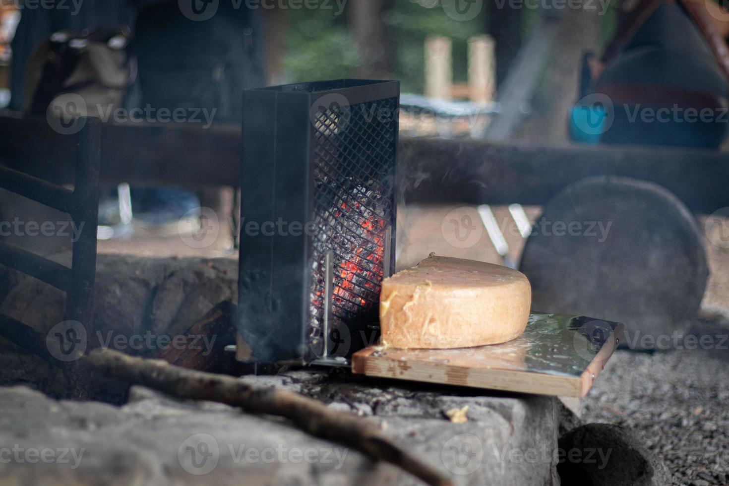 raclette fuoco formaggio foto