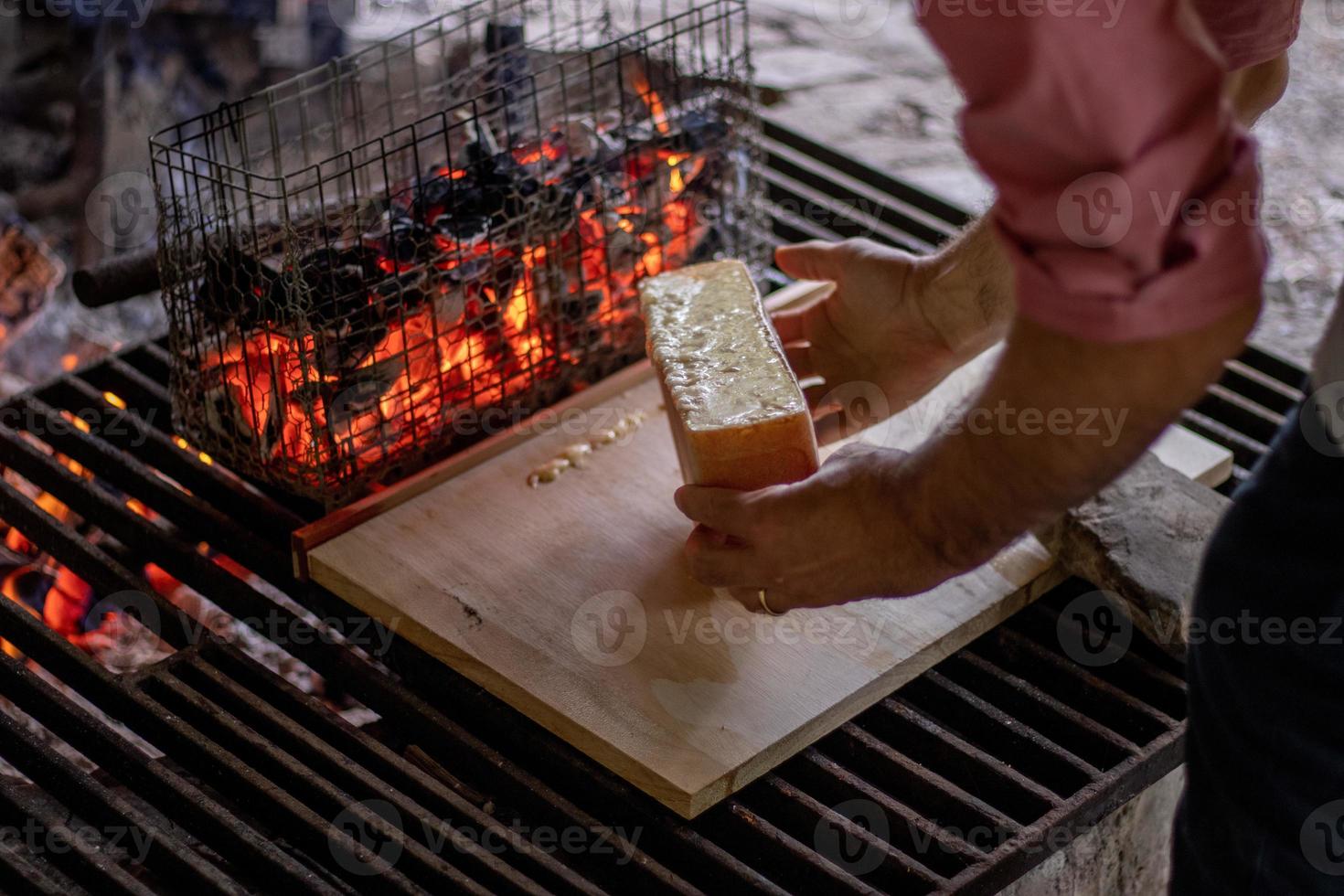raclette fuoco formaggio foto