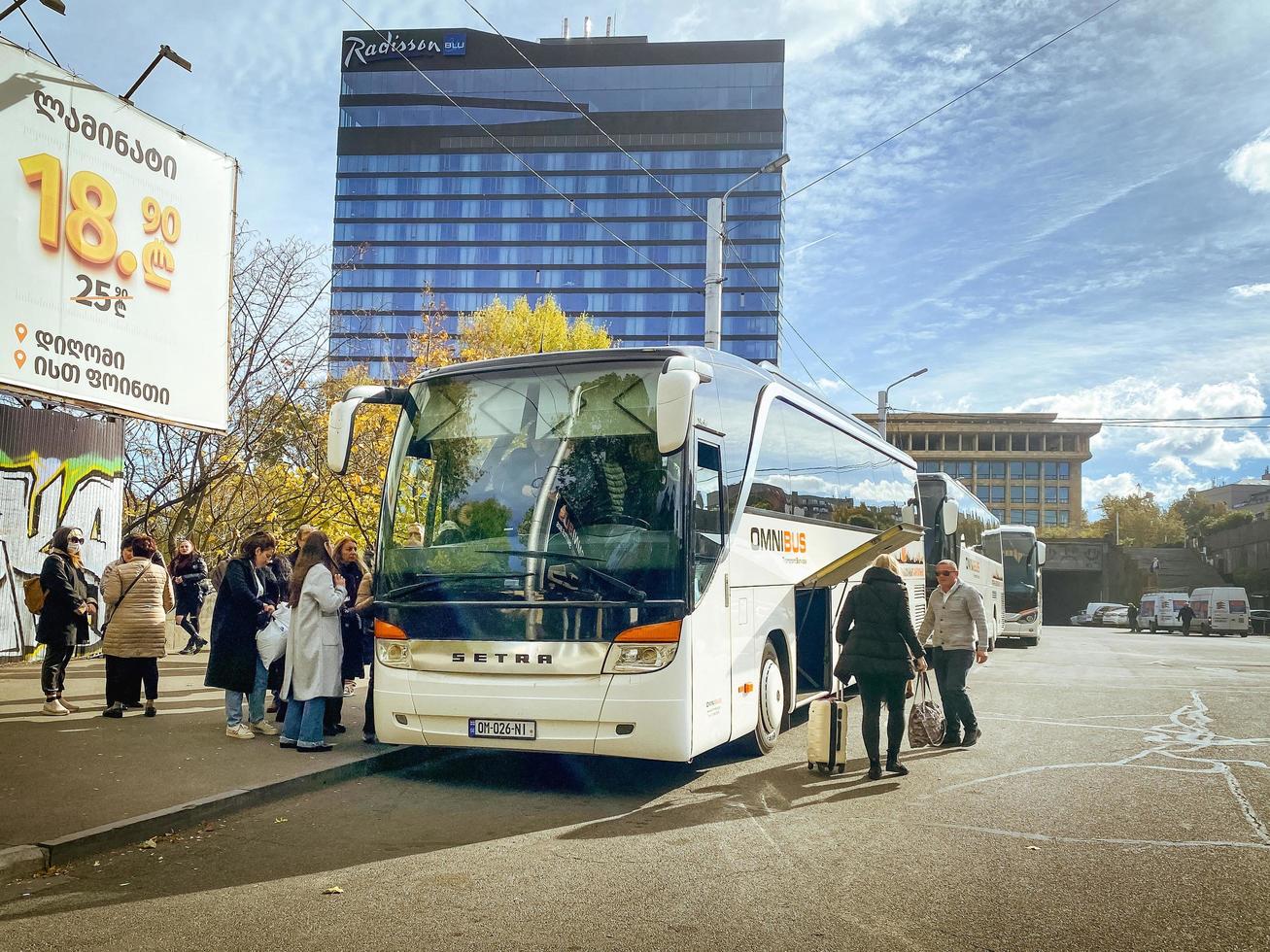 tbilisi, Georgia, 2022 - viaggiatori In piedi di omni autobus azienda allenatore tbilisi-kutaisi. speciale aeroporto navetta trasferimento autobus per passeggeri volante per Europa. foto