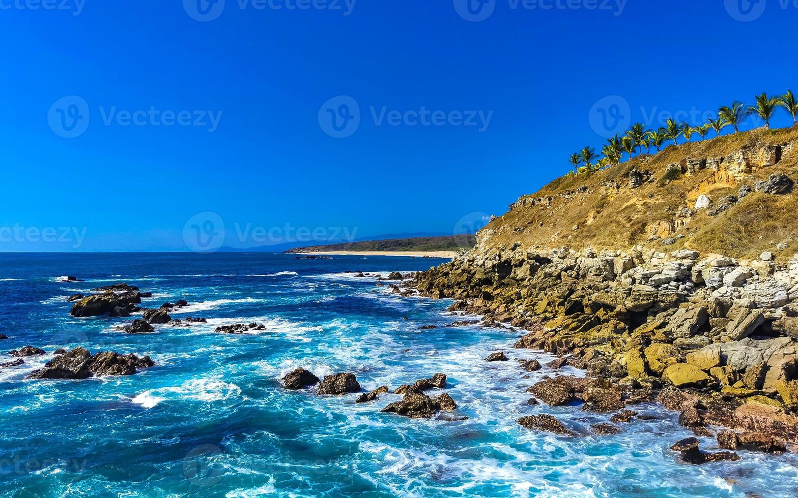 bellissimo rocce scogliere Visualizza onde a spiaggia puerto escondido Messico. foto