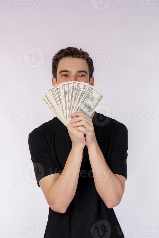ritratto di un' allegro uomo Tenere dollaro fatture al di sopra di bianca sfondo foto