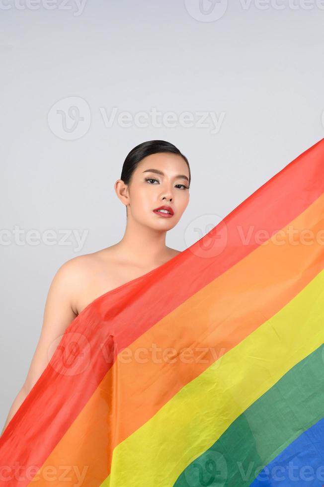 bella donna lgbq posa con muli-colore bandiera foto