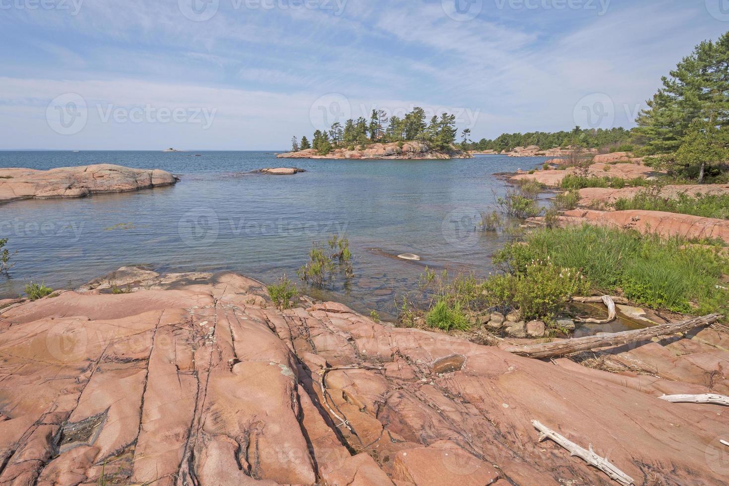 logoro granito rocce su un' natura selvaggia sponde del lago foto