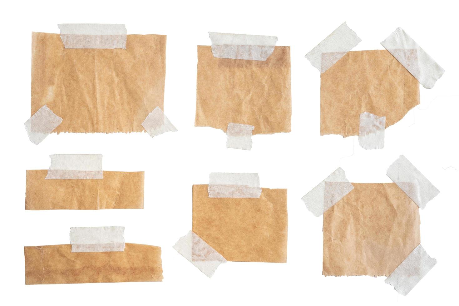 Marrone carta etichette allegato impostato con appiccicoso nastro su isolato bianca sfondo foto