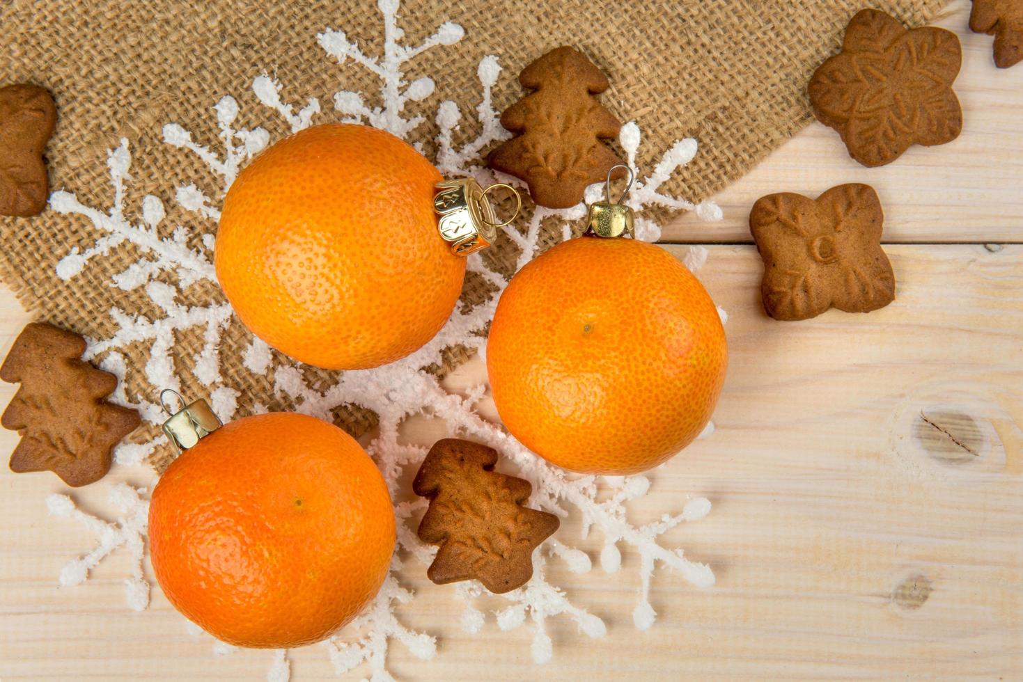 mandarini con biscotti di pan di zenzero foto