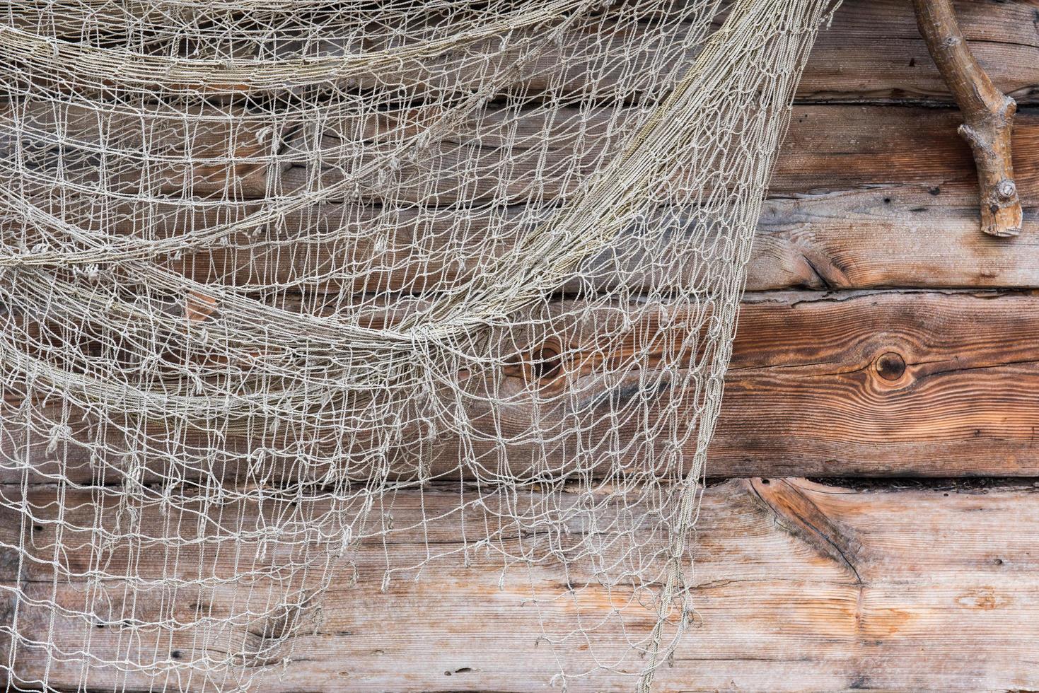 rete da pesca sulla parete in legno foto