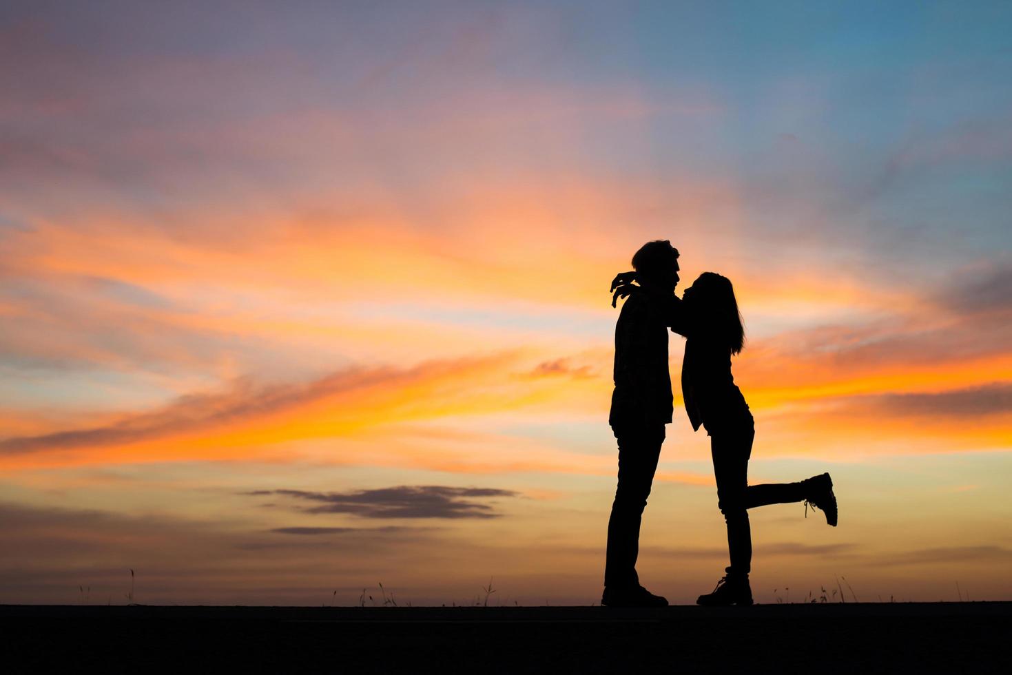 silhouette di una coppia insieme contro il bel tramonto foto