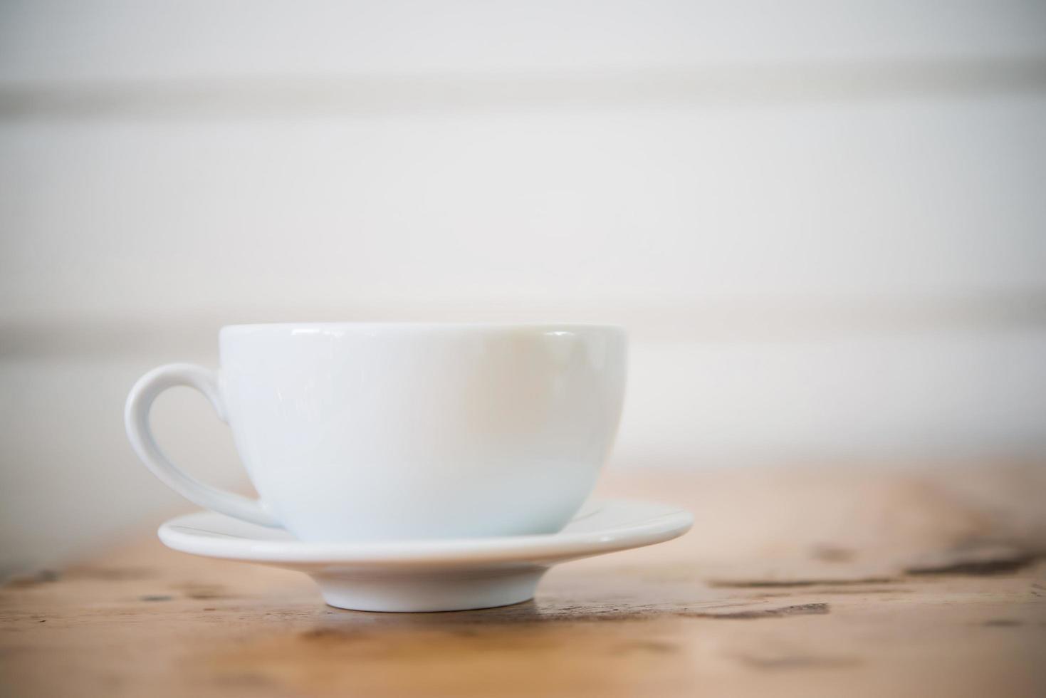 una tazza di caffè sul tavolo di legno nella caffetteria foto