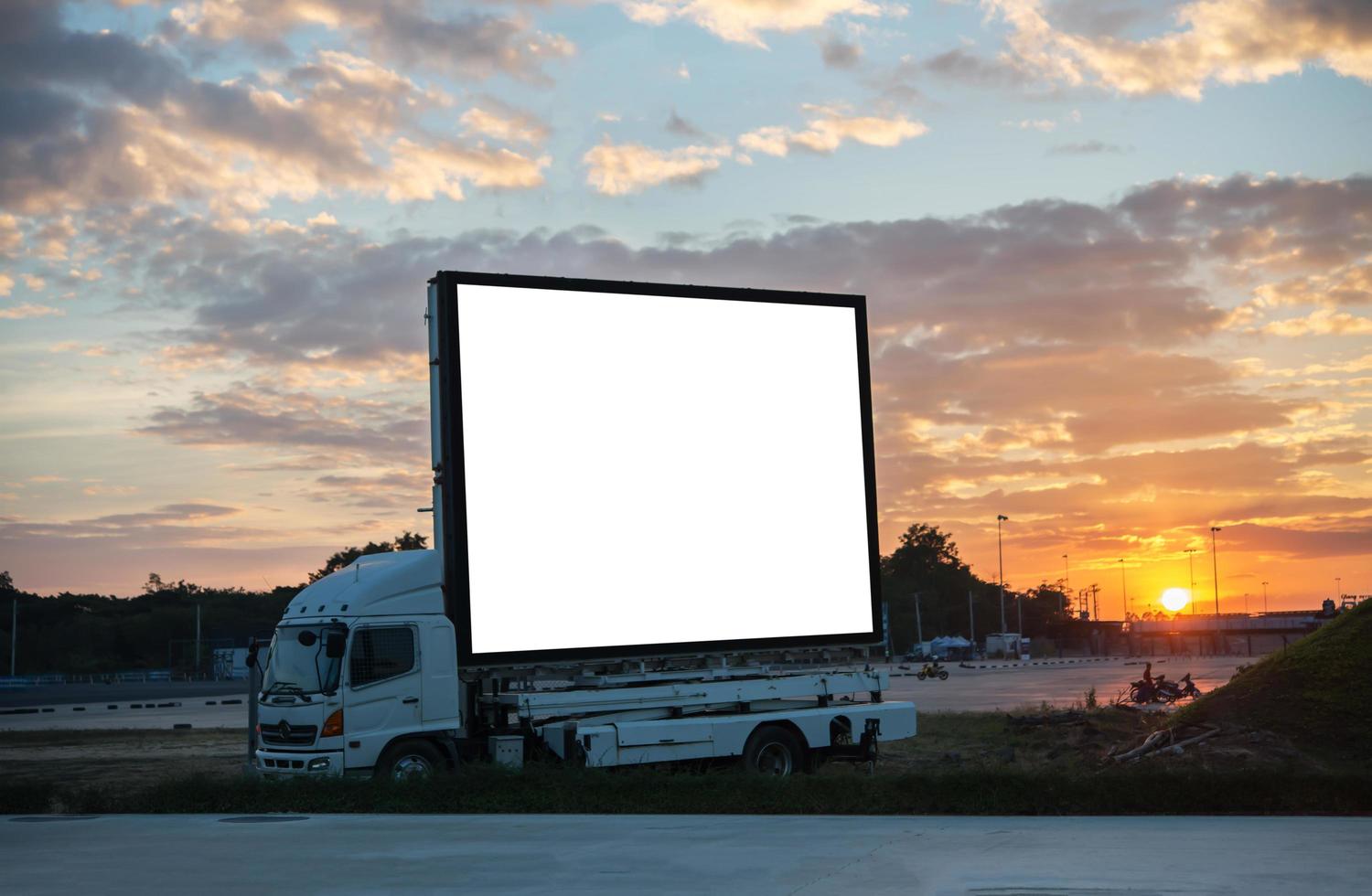 cartellone bianco sulla macchina al tramonto del crepuscolo foto